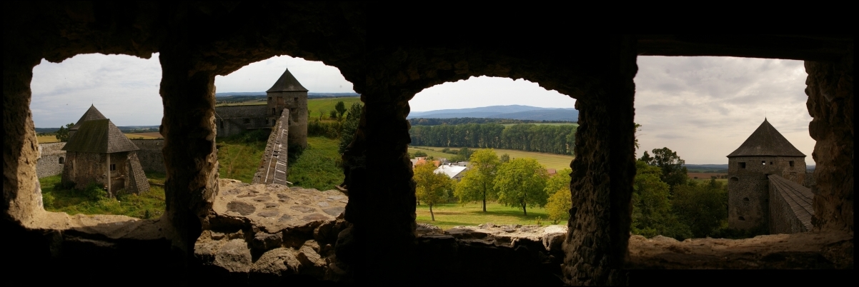 Výhľady z okien veže na hrad a blízke okolie 