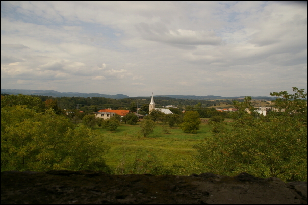 Pohľad z hradu na dedinu Bzovík 