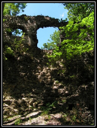 Hrad DOBR VODA - Vntorn hradby. 