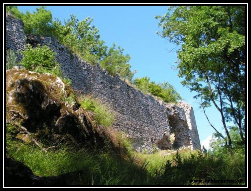 Hrad DOBR� VODA - Zvy�ky hradieb. 