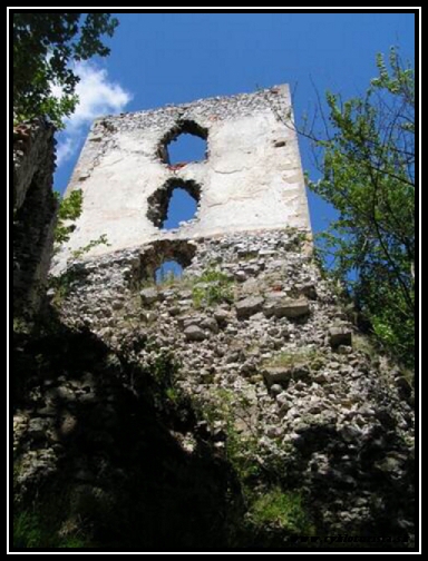 Hrad DOBR� VODA - Zvy�ky hradieb. 
