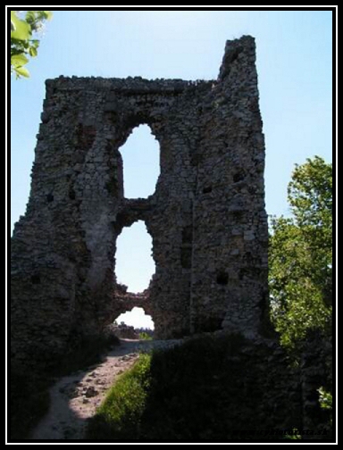 Hrad DOBR� VODA - Zvy�ky hradieb. 