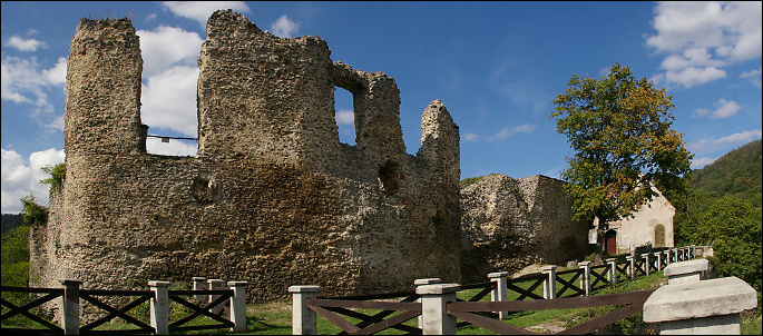 <FONT SIZE=2>Zvy�ky horn�ho hradu s oploten�m 