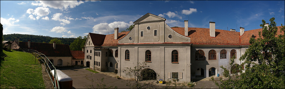 <FONT SIZE=2>Doln� hrad prestavan� na ka�tie� 