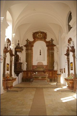 <FONT SIZE=2>Kaplnka s emporou zaber� dve podla�ia. 