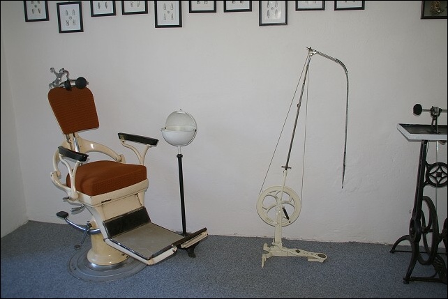 <FONT SIZE=2>Hist�ria zubnej techniky a lek�rstva 