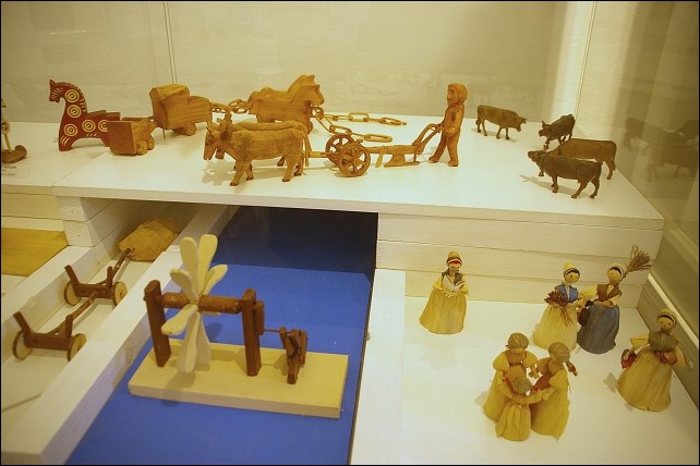 <FONT SIZE=2>Dreven� hra�ky vidieckych det� 