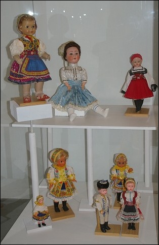 <FONT SIZE=2>B�biky v �udov�ch krojoch 