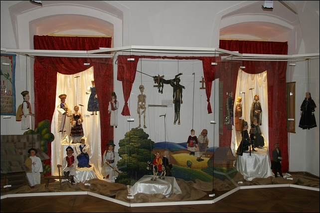 <FONT SIZE=2>Marionety - zhora pomocou nitiek ovl�dan� b�biky 