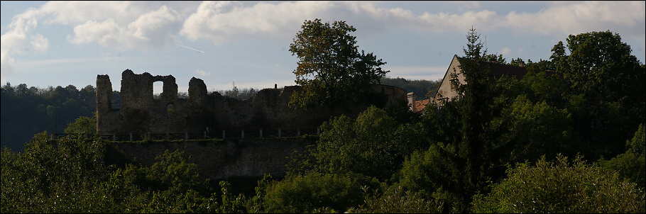 <FONT SIZE=2>Poh�ad na hrad od kostola 