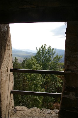 <FONT SIZE=2>Hrad Star ubova - vhad z dolnch hradieb 