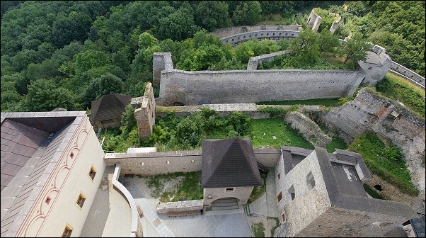 Výhľad z Matúšovej veže na hradby 