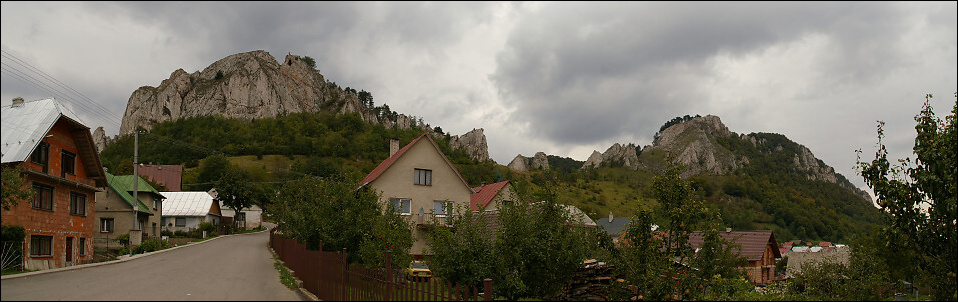<FONT SIZE=2>Pohad na hrad z dediny Vratsk Podhradie 