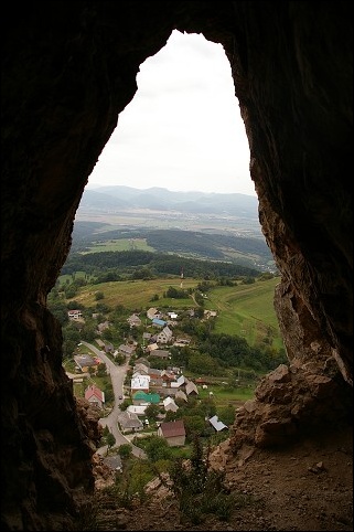 <FONT SIZE=2>Otvor v spodnej asti vei s vhadom 