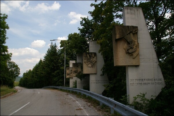 <FONT SIZE=2>Cesta z Uhrovca tesne pred vrcholom 