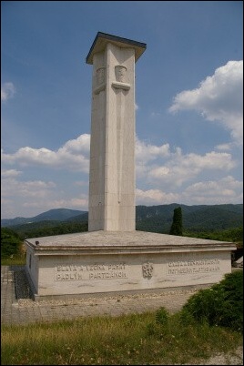 <FONT SIZE=2>Pamätník na pamiatku padlým hrdinom SNP  