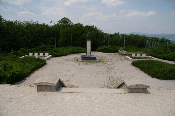 <FONT SIZE=2>Pohľad od Mohyly na symbolické hroby 