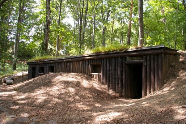 <FONT SIZE=2>V zemi ukrytý drevený bunker - vonkajší pohľad 