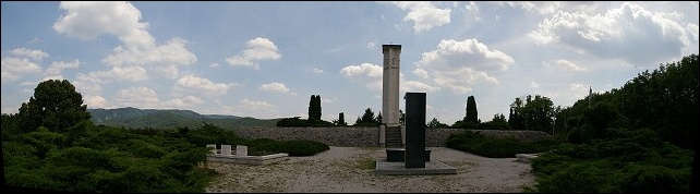 <FONT SIZE=2>Panoramatický pohľad na symbolické hroby a mohylu. 