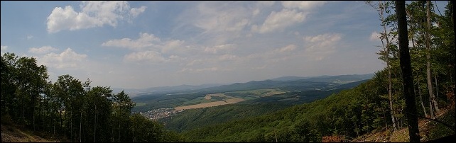 <FONT SIZE=2>Krajší výhľad do doliny Uhrovca je z cesty tesne pred vrcholom 