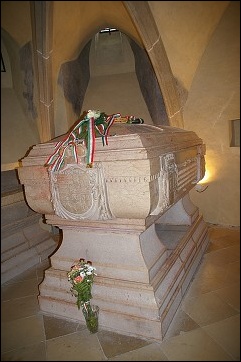 <FONT SIZE=2>V strede - sarkofág Františka II. Rákocziho 