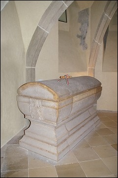<FONT SIZE=2>Vľavo - sarkofág Mikuláša Šibrika  