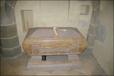 <FONT SIZE=2>Vzadu - sarkofág Mikuláša Berčéniho 