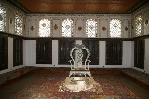 <FONT SIZE=2>Jedáleň s kreslom Františka II. Rákociho 