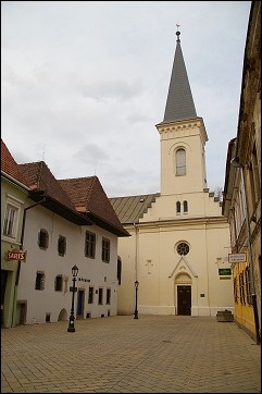 <FONT SIZE=2>Miklušova väznica - dva spojené domy vľavo 