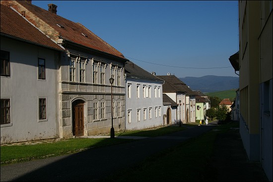 <FONT SIZE=2>Spišská Kapitula - domy sú sústredené po oboch stranách jedinej ulice 