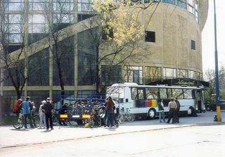 Nakladanie bicyklov na BAJKALSKEJ v BA.