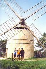 A je tu aj posledny zachovaly mlyn v okoli (RAMATUEL)