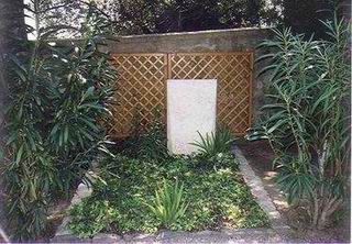 A je tu aj hrob G.Philipa,ktory hral FAN FAN TULIPANA