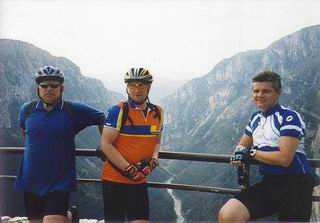 Dole v pozadi preteka kanonom rieka VERDON