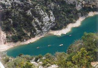 Dole sa dokonca plavia ludia na lodickach 