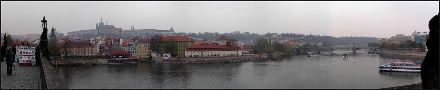 Vhad z Karlovho mosta cez Vltavu na Hradany 